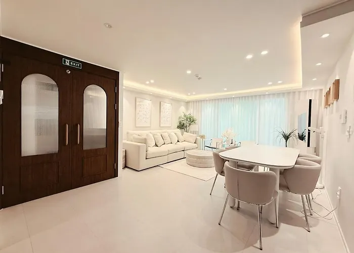 10 Minutes From Hongik Station#highend 5star Suite#3rooms#2 Bathrooms#goose Down Comforters#luxury Amenities * Seúl