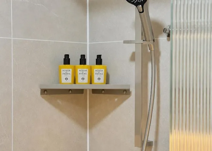 10 Minutes From Hongik Station#highend 5star Suite#3rooms#2 Bathrooms#goose Down Comforters#luxury Amenities