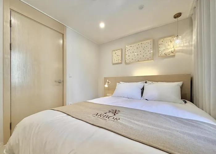 10 Minutes From Hongik Station#highend 5star Suite#3rooms#2 Bathrooms#goose Down Comforters#luxury Amenities *