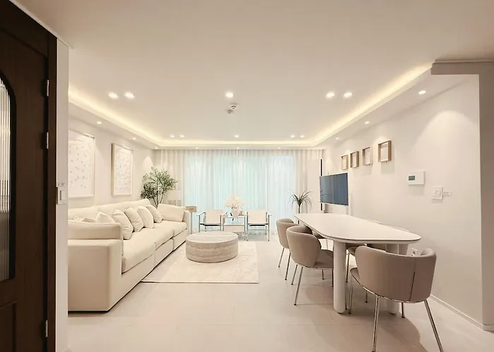 10 Minutes From Hongik Station#highend 5star Suite#3rooms#2 Bathrooms#goose Down Comforters#luxury Amenities * Seúl
