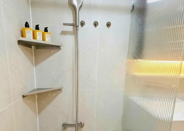 10 Minutes From Hongik Station#highend 5star Suite#3rooms#2 Bathrooms#goose Down Comforters#luxury Amenities *