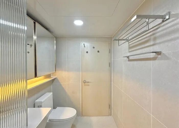 10 Minutes From Hongik Station#highend 5star Suite#3rooms#2 Bathrooms#goose Down Comforters#luxury Amenities * Seúl