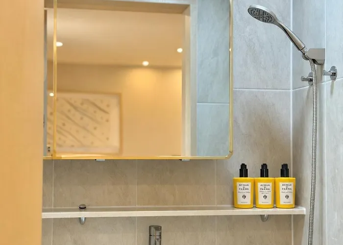 10 Minutes From Hongik Station#highend 5star Suite#3rooms#2 Bathrooms#goose Down Comforters#luxury Amenities Seúl